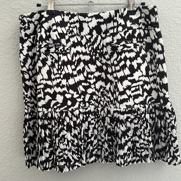 Tail women’s golf skort- size medium - Picture 4 of 5